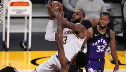  詹姆斯伤愈复出，湖人主场大胜马刺  