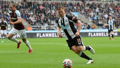  威尔逊双响纽卡斯尔联客场力克阿斯顿维拉取分  