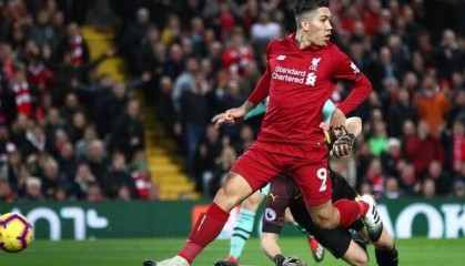  阿森纳防线失误造致命失球  