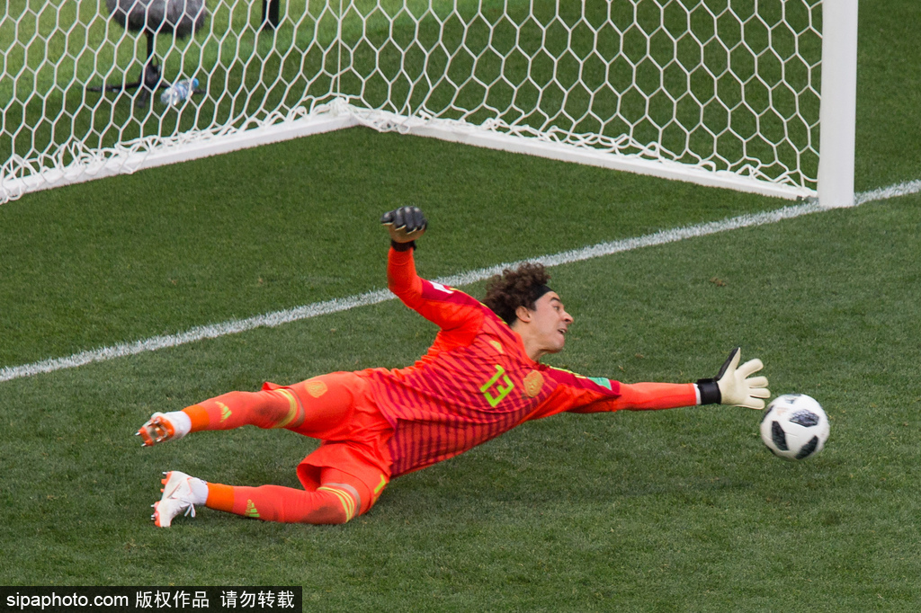  卡尔斯鲁厄门将超神发挥，单场做出十余次精彩扑救